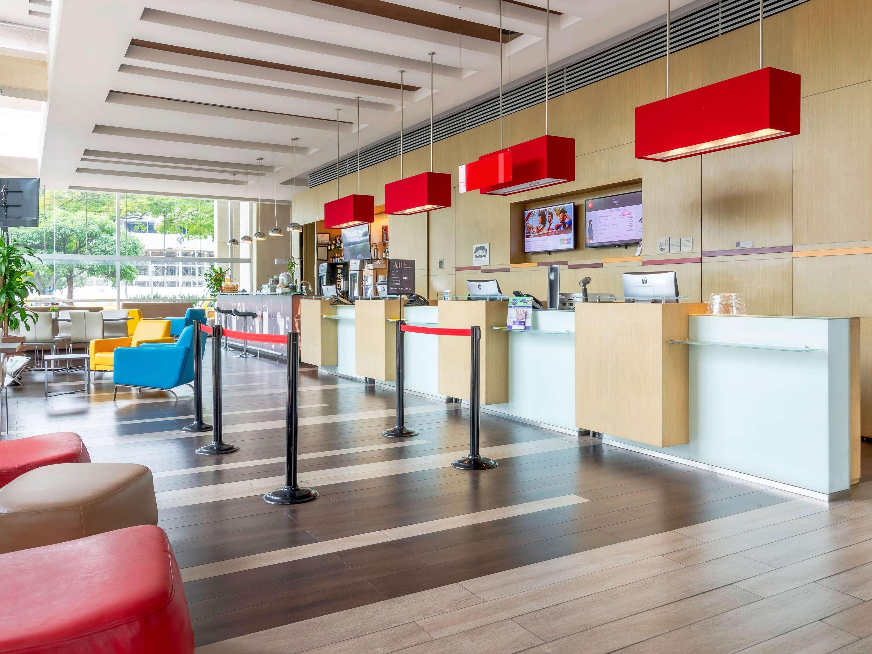 Ibis Medellin Hotel Bagian luar foto