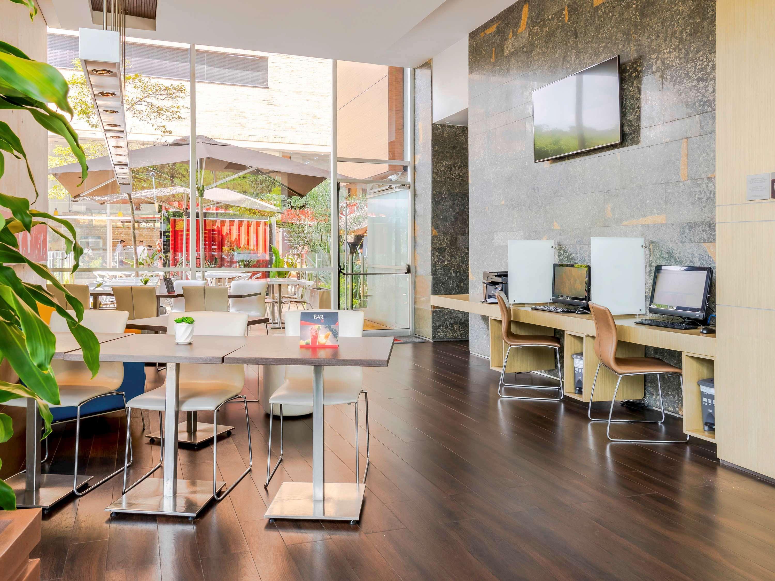 Ibis Medellin Hotel Bagian luar foto
