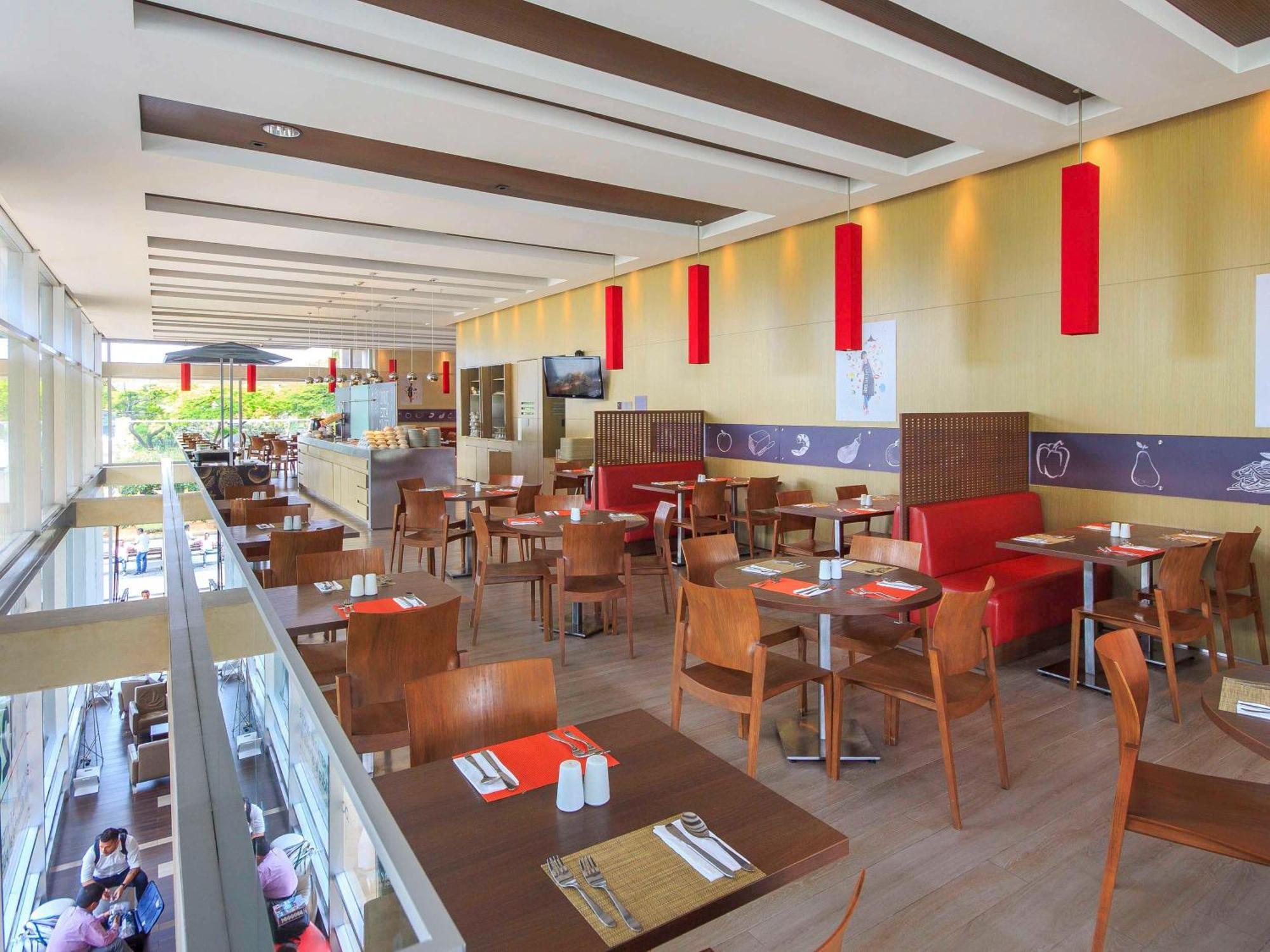 Ibis Medellin Hotel Bagian luar foto