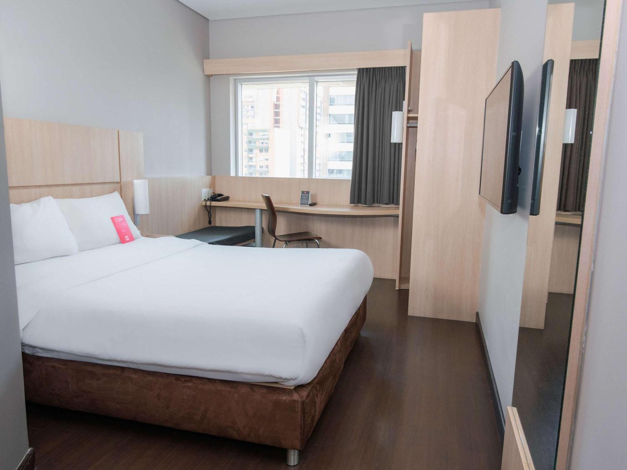 Ibis Medellin Hotel Bagian luar foto