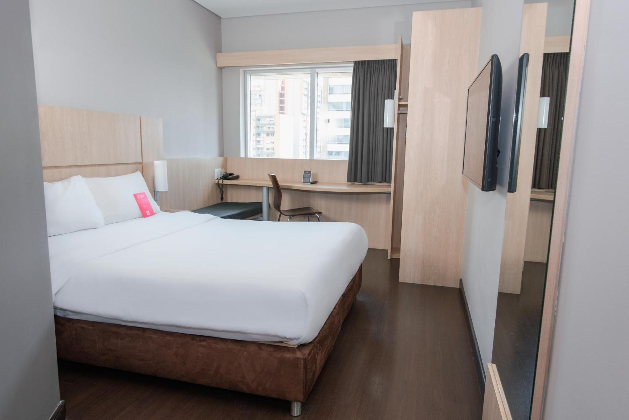 Ibis Medellin Hotel Bagian luar foto