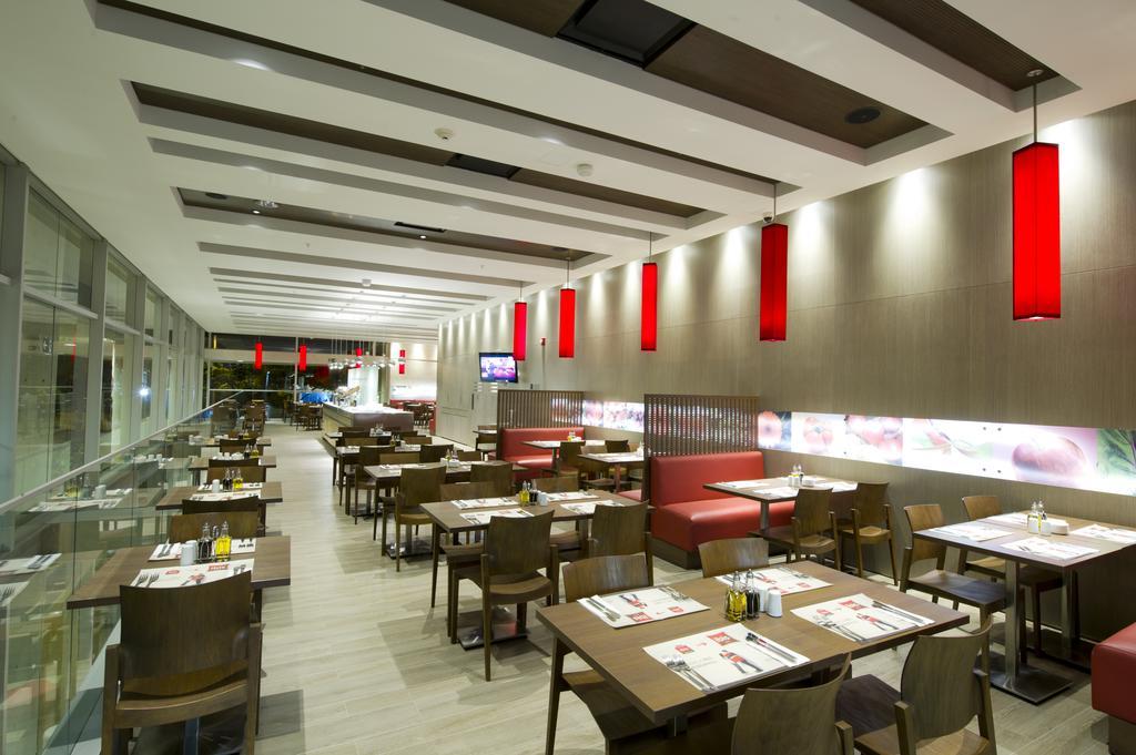 Ibis Medellin Hotel Bagian luar foto