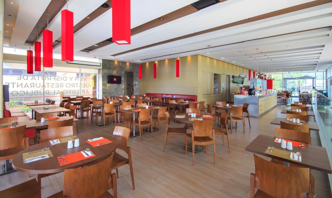 Ibis Medellin Hotel Bagian luar foto